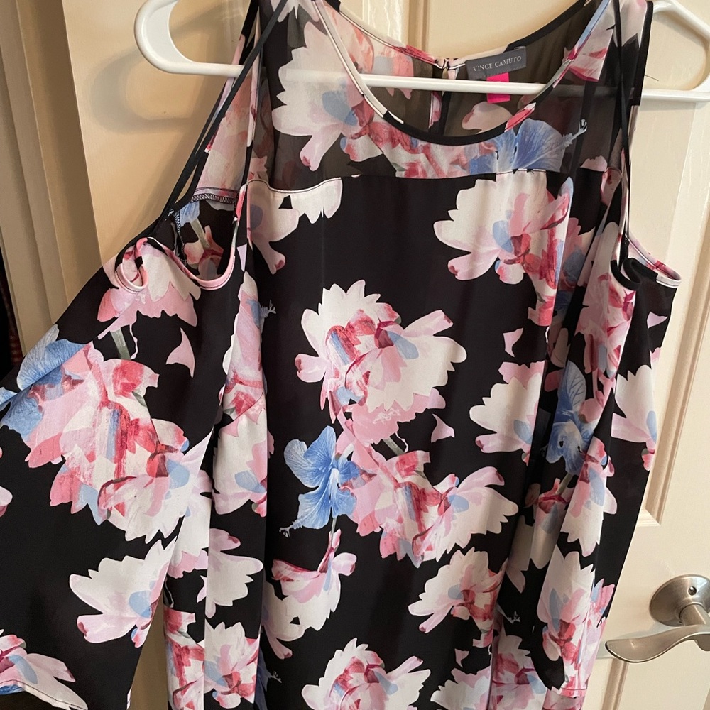 Vince camuto black cold shoulder floral top. 1x